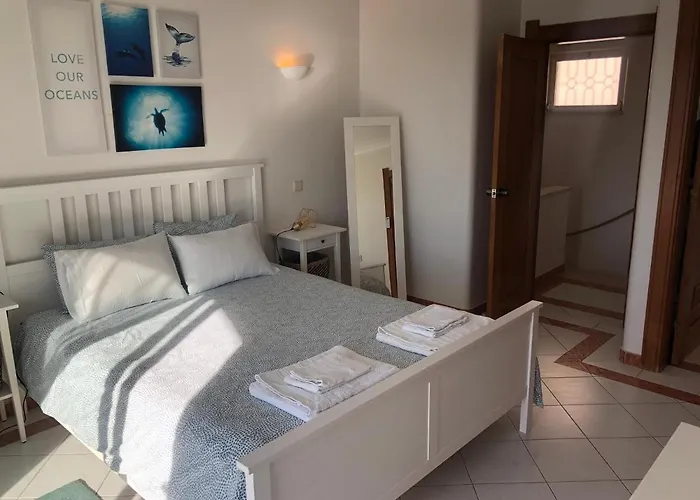 Beachfront 2 Bedroom אלבופיירה